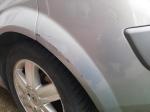 samochód osobowy Renault Megane w kolorze srebrnym, lekko zatarta maska pojazdu, zniszczona kierownica, wewnątrz materiałowa tapicerka 