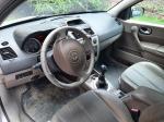 samochód osobowy Renault Megane w kolorze srebrnym, lekko zatarta maska pojazdu, zniszczona kierownica, wewnątrz materiałowa tapicerka 