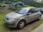 samochód osobowy Renault Megane w kolorze srebrnym, lekko zatarta maska pojazdu, zniszczona kierownica, wewnątrz materiałowa tapicerka 