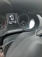 Samochód osobowy Skoda Octavia w kolorze szarym