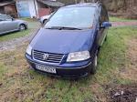 Samochód osobowy wielozadaniowy VOLKSWAGEN SHARAN, 2004, , poj. 1896 cm/3, rodzaj paliwa Olej napędowy, koloru granatowego, pięciodrzwiowy z tyłu pojazdu zamontowany hak holowniczy.

