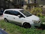 Samochód osobowy Opel Zafira
 zdjęcie 1 opis: Zdjęcie przedstawia prawy bok i przednią maskę białego samochodu;