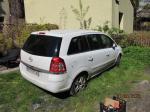 Samochód osobowy Opel Zafira

 zdjęcie 3 opis: Zdjęcie przedstawia prawy bok i tylną klapę białego samochodu.