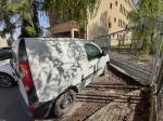 Samochód ciężarowy renault Kangoo koloru białego. Samochód unieruchomiony. 