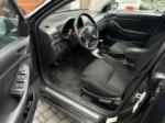 Samochód osobowy Toyota Avensis kombi w kolorze czarnym. 