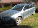 Samochód osobowy Audi A4 w kolorze srebrnym maska pojazdu