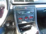 Samochód osobowy Audi A4 w kolorze srebrnym wnętrze pojazdu