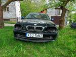Samochód osobowy BMW w kolorze czarnym 
