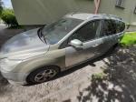 Samochód osobowy Ford Focus w kolorze srebrnym, pojazd uszkodzony- lewy bok