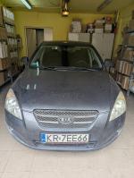 Samochód osobowy Kia Ceed koloru czarnego. Widoczne zarysowanie z tylu karoserii, 