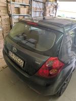 Samochód osobowy Kia Ceed koloru czarnego. Widoczne zarysowanie z tylu karoserii, 