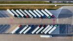 Widok na parking z zaparkowanymi samochodami ciężarowymi. Widok z góry.