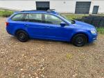 Samochód osobowy Skoda Octavia kombi w kolorze niebieskim. 