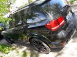 Samochód osobowy FIAT FREEMONT typu suv, kolor czarny. Przyciemnione tylne szyby. 