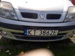  Samochód  osobowy RENAULT MEGANE SCENIC w kolorze srebrny metalik. Mocno zużyty. 