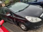 Samochód osobowy Opel Corsa w kolorze czarnym maska