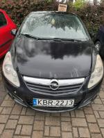 Samochód osobowy Opel Corsa w kolorze czarnym maska