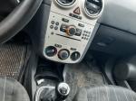 Samochód osobowy Opel Corsa w kolorze czarnym deska rozdzielcza