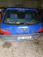 Samochód osobowy Peugeot 106 w kolorze niebieskim, trzydrzwiowy. 