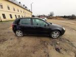 Samochód osobowy VW Golf koloru czarnego , pięciodrzwiowy. 