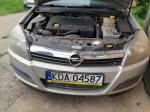 Samochód osobowy Opel Astra kombi w kolorze srebrny metalik.
Na samochodzie widoczne wgniecenia, oznaki korozji. 