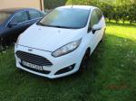 Samochód osobowy Ford Fiesta  w kolorze białym, przód i lewy bok samochodu