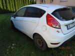 Samochód osobowy Ford Fiesta  w kolorze białym, lewy bok samochodu