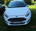 Samochód osobowy Ford Fiesta w kolorze białym, przód samochodu