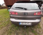 Samochód osobowy Seat Ibiza, skorodowany i uszkodzony 