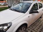 Samochód osobowy Opel Astra w kolorze białym- tył