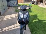 Motorower w kolorze czarnym