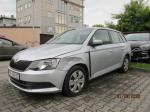 Samochód osobowy Skoda Fabia w kolorze srebrnym. Zdjęcie przedstawia lewy bok srebrnego samochodu z wgniecionym nadkolem