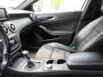 Samochód osobowy Mercedes Benz w kolorze białym