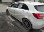 Samochód osobowy Mercedes Benz w kolorze białym