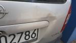 y Opel Zafira 2.0 DTI 2  rok produkcji: 2004,  rozładowany akumulator,  lekko przerysowany prawy tylny bok,  wgniecenie na drzwiach bagażnika,
 przednie lewe drzwi wygięte u góry,  drzwi bagażnika  