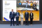 Grafika dekoracyjna, Andrzej Domański, minister finansów i gospodarki, Marcin Łoboda, szef Krajowej Administracji Skarbowej, oraz przedstawiciele Urzędu Skarbowego w Staszowie prezentują dyplom i statuetkę „Gwiazda Jakości