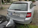 Skoda Fabia pojemność silnika 1422,00 cm³ Zdjęcie przedstawia tylną klapę srebrnego samochodu.