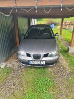 Samochód osobowy Seat Ibiza hatchback, kolor srebrny metalic, rok produkcji 2002, przebieg około 268 tysięcy km, na drzwiach bagażnika widoczna rdza.