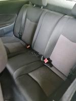 Samochód osobowy Seat Ibiza hatchback, kolor srebrny metalic, rok produkcji 2002, przebieg około 268 tysięcy km, na drzwiach bagażnika widoczna rdza.