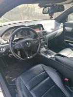 Samochód osobowy Mercedes Benz E350 CGI w kolorze srebrnym