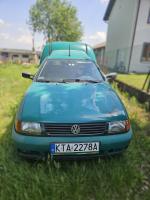 Samochód  Volkswagen Caddy typu furgon, zielony kolor. Mocno zużyty. 