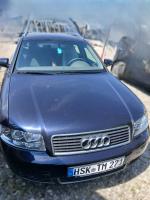 Samochód osobowy Audi A4 kombi, kolor granatowy metalizowany.  
