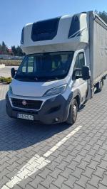 Samochód ciężarowy Fiat Ducato w kolorze białym. 