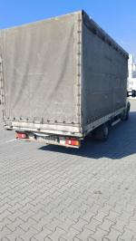 Samochód ciężarowy Fiat Ducato w kolorze białym. 