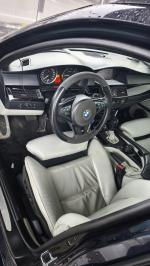 Samochód osobowy BMW 535D kombi w kolorze granatowym metalizowanym. Wnętrze z jasnej skórzanej tapicerki. Zadbany. 