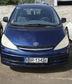 Samochód osobowy Toyota Previa typu VAN w kolorze granatowy metalik. 