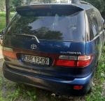 Samochód osobowy Toyota Previa typu VAN w kolorze granatowy metalik. 