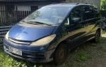 Samochód osobowy Toyota Previa typu VAN w kolorze granatowy metalik. 