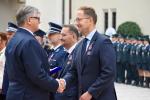 Dyrektor IAS w Krakowie wręcza podziękowania Prezydentowi Tarnowa, Jakubowi Kwaśnemu
