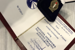 Zdjęcie przedstawia odznakę wręczoną Naczelnik Urzędu Skarbowego w Wieliczce wraz z legitymacją od Polskiego Związku Niewidomych